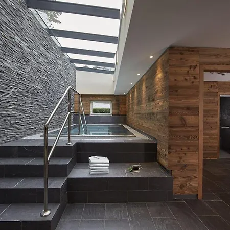 Alpine Chalet - 10 Bedrooms 萨斯费