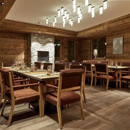 Alpine Chalet - 10 Bedrooms *